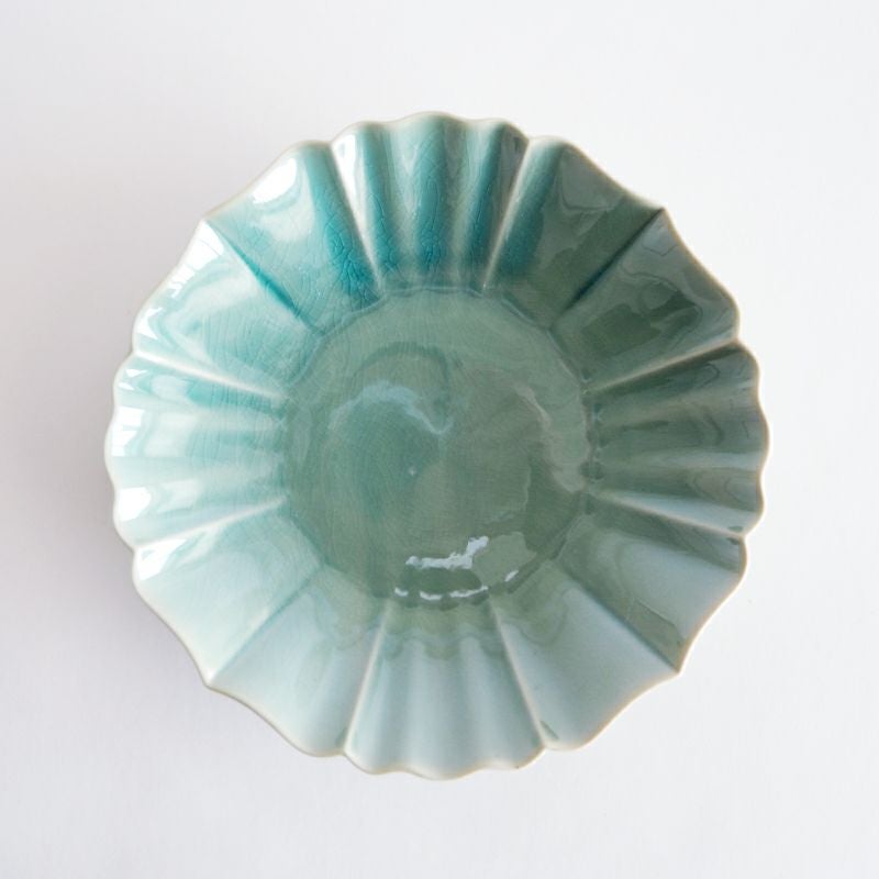 異なるひだの幅が美しいデザインを作り上げています