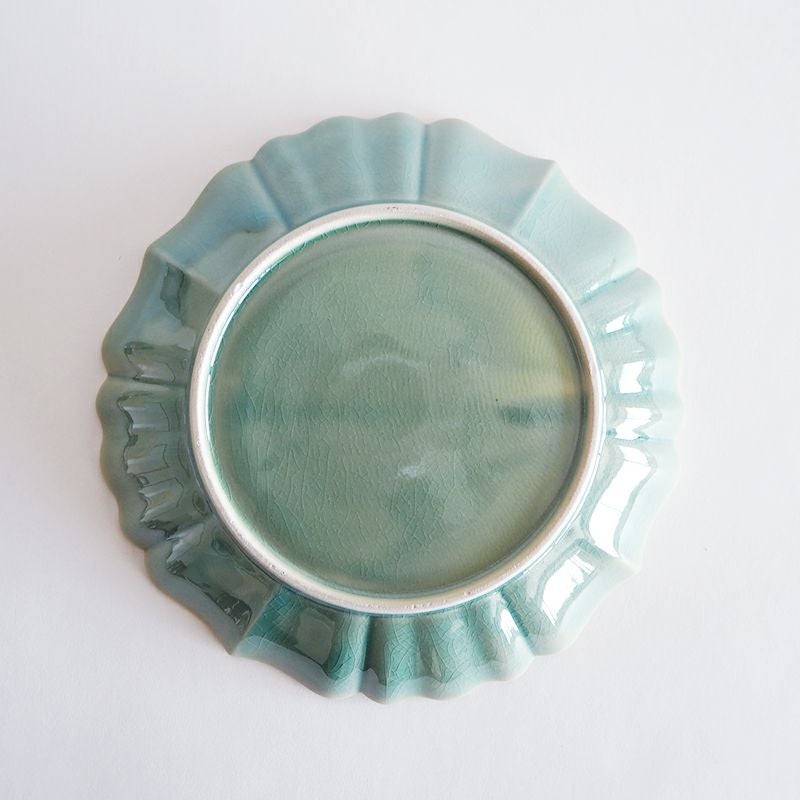 異なるひだの幅が美しいデザインを作り上げています