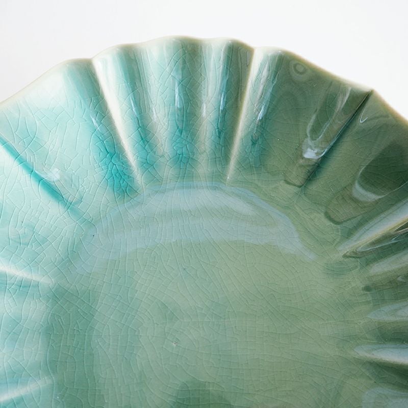 表面には貫入とよばれるヒビ模様が入っています