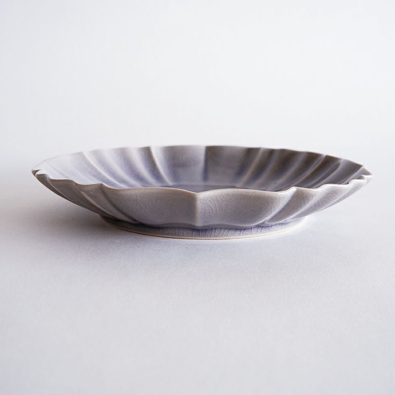 ドレープのような波打つ形状が印象的です