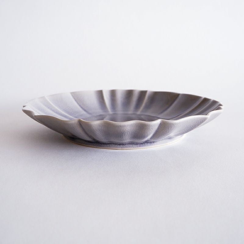 やや深みがあり使い勝手のよいプレートです