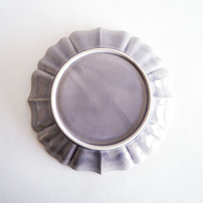 異なるひだの幅が美しいデザインを作り上げています