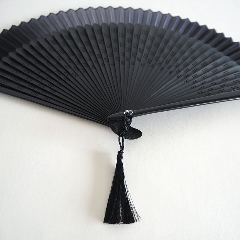 モダンなデザインが印象的な中骨の透かし彫り