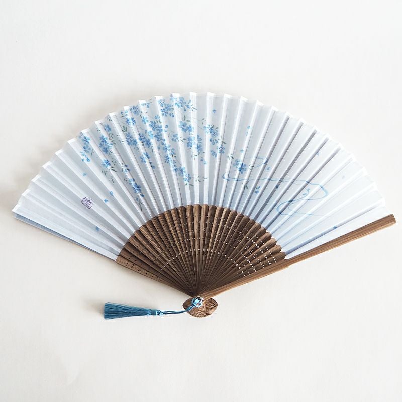 透け感のある綿生地に淡いブルーの桜が印象的です