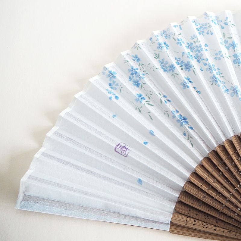 淡いブルーの花びらが爽やかな印象です