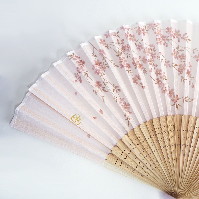 淡いピンクの花びらがやわらかな印象です