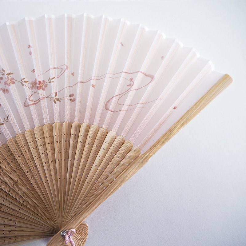 淡いピンクの花びらがやわらかな印象です