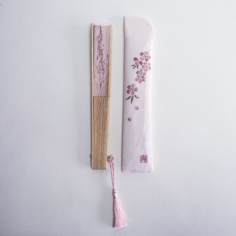 扇子袋は綿生地で扇面に合わせた刺繍が入ります