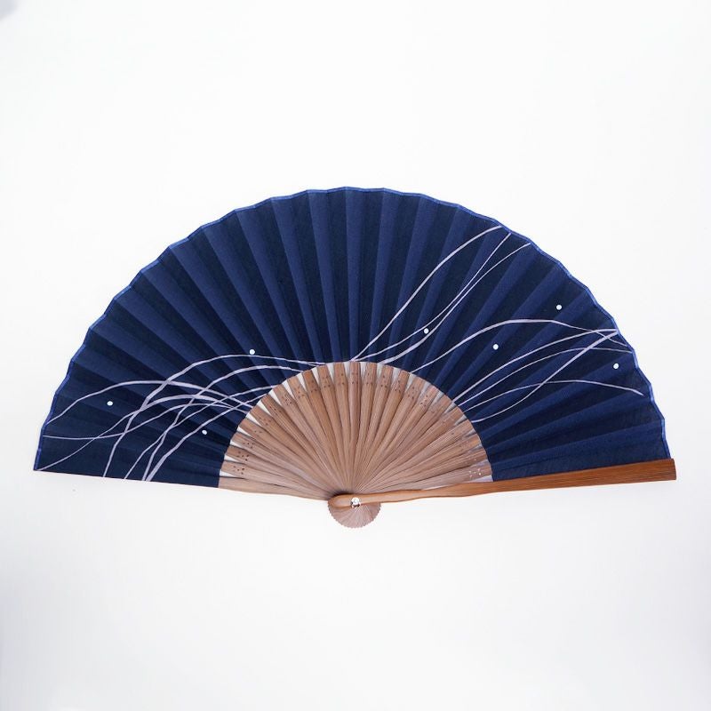 ネイビーの地に流れる波が描かれています