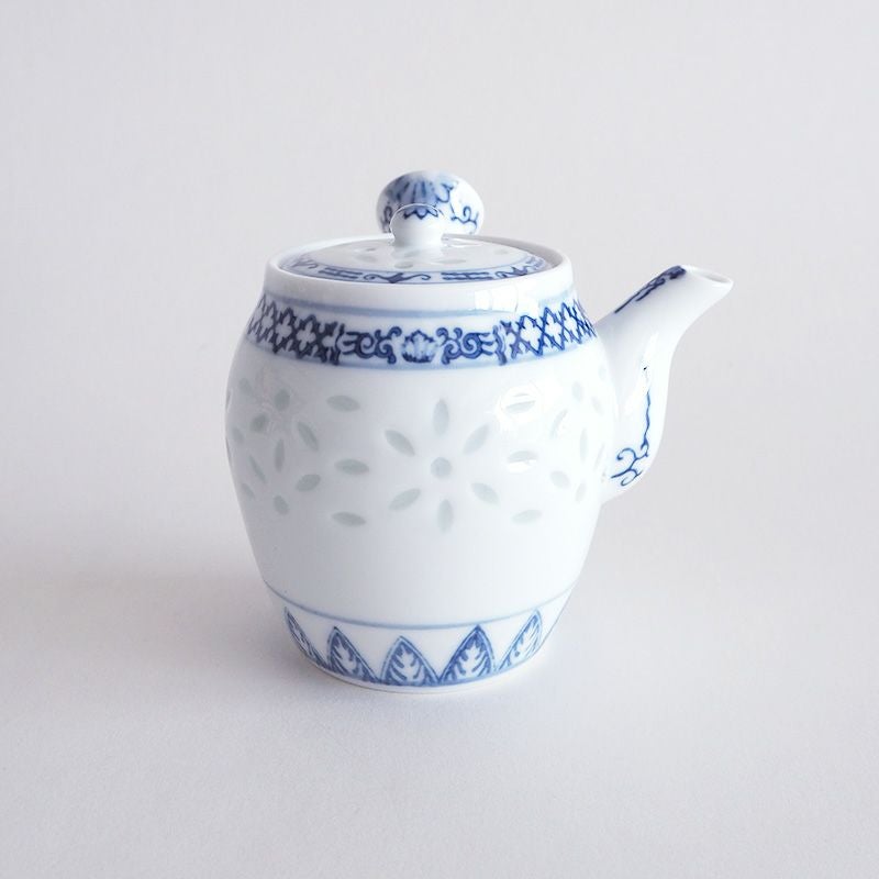 透かし彫りが全面に施されています