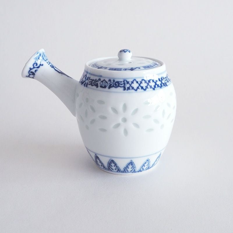 透かし彫りが全面に施されています