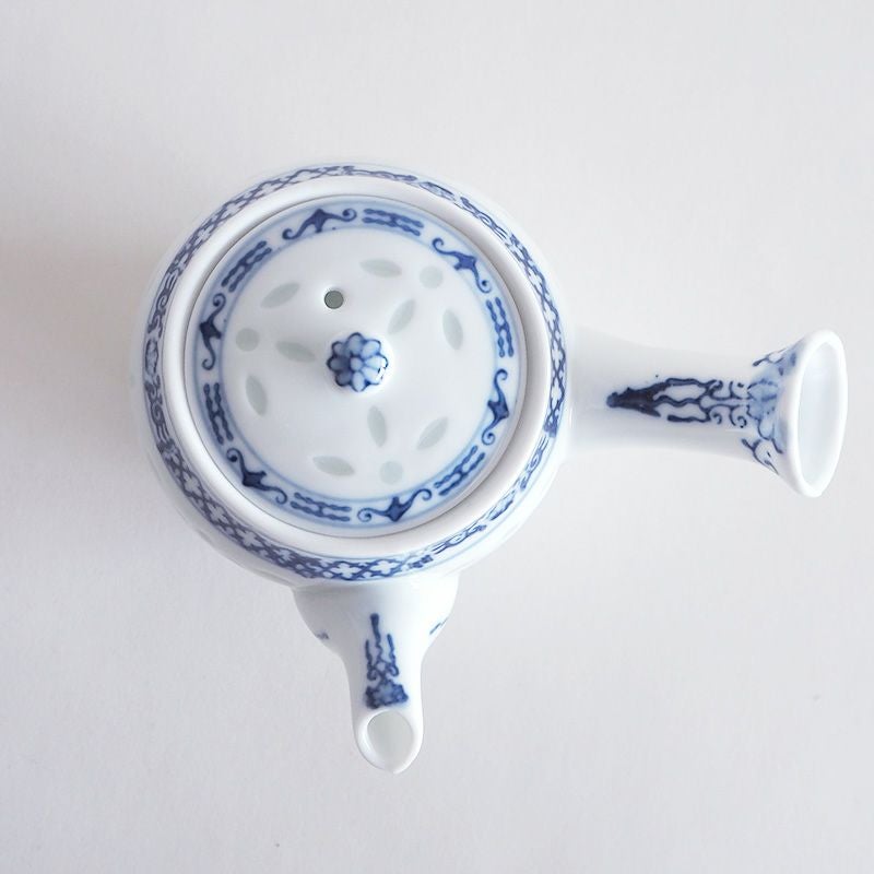 注ぎ口と持ち手にも絵柄が施されています