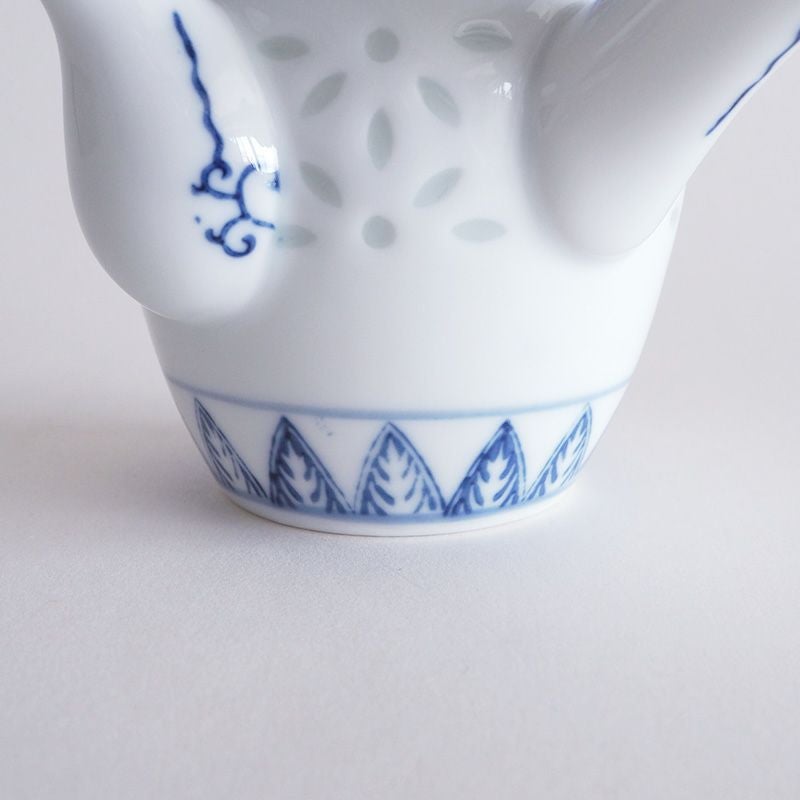 幾何学模様がエキゾチックな印象を醸し出しています