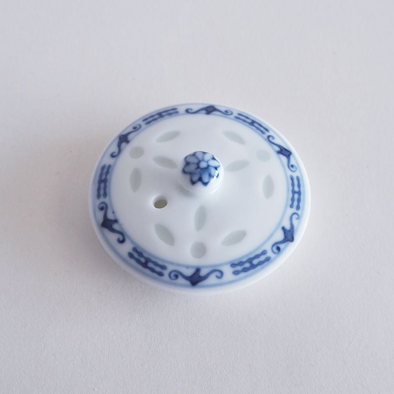 蓋にも透かし彫りが施されています