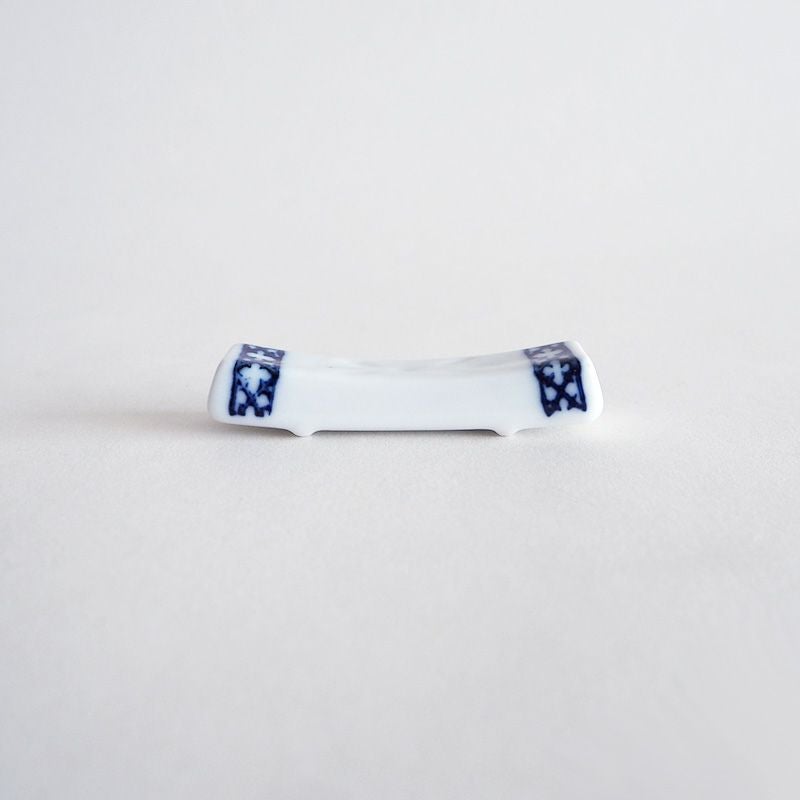 箸を乗せやすいシンプルな形状です