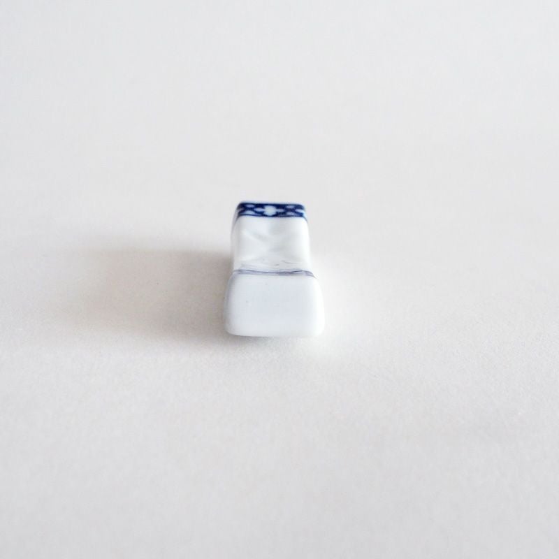 箸を乗せやすいシンプルな形状です