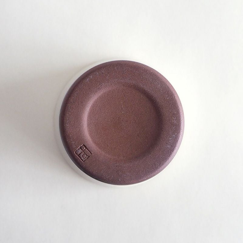 裏底はざらりとした素焼きになっています