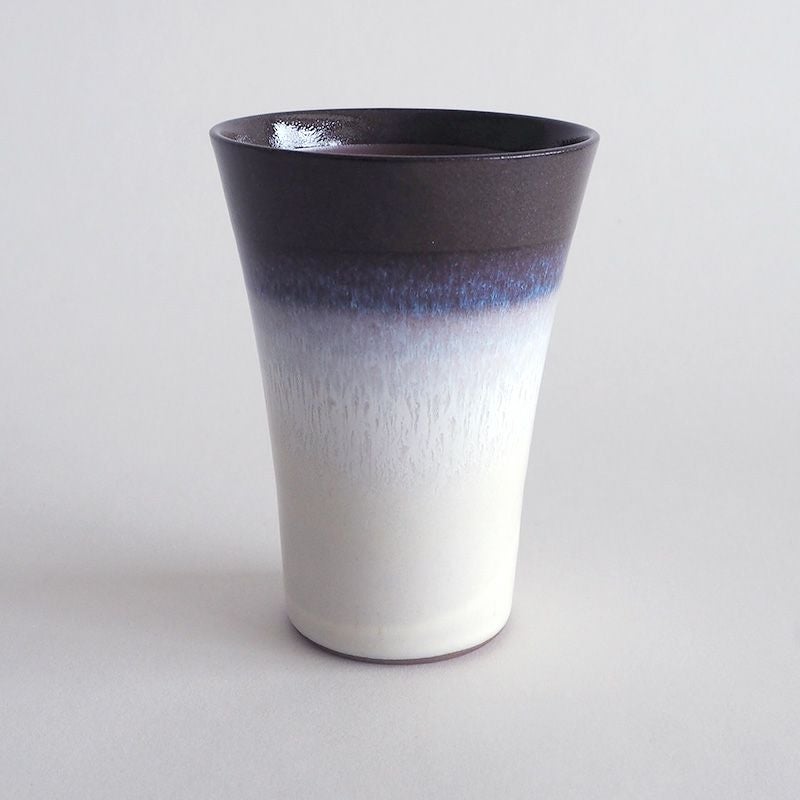 茶色から白へのグラデーションがシックな印象を感じさせます