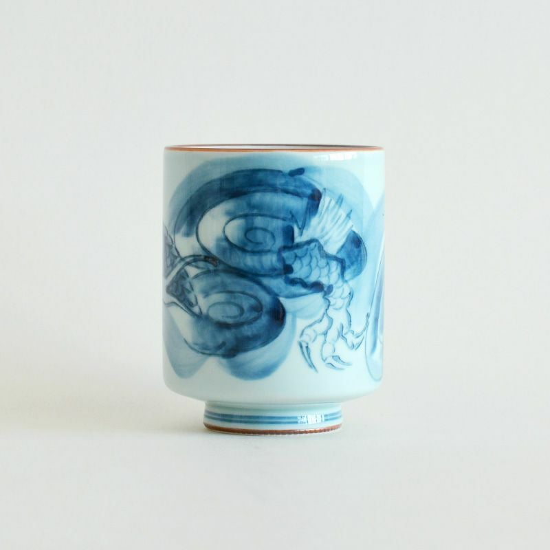 磁器土でできており、つるりとした釉薬です