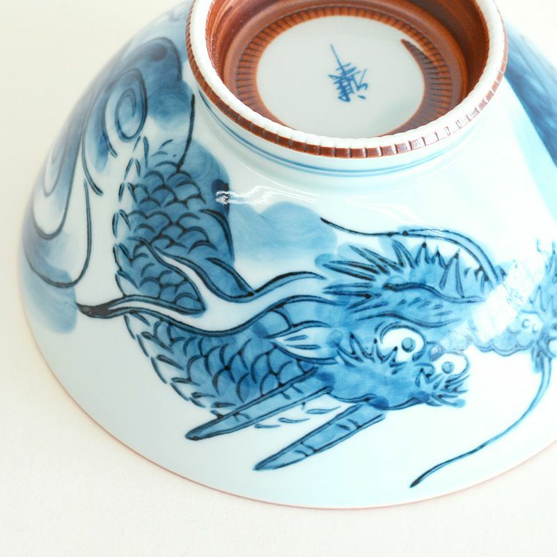 竜巻となって天空に昇り自在に飛翔すると言われる、縁起のいい絵柄です