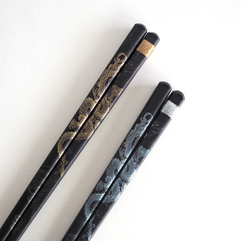 天龍箸には金のセットと銀のセットがあります