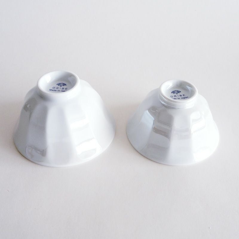 光沢のある白釉薬が美しい輝きを放ちます