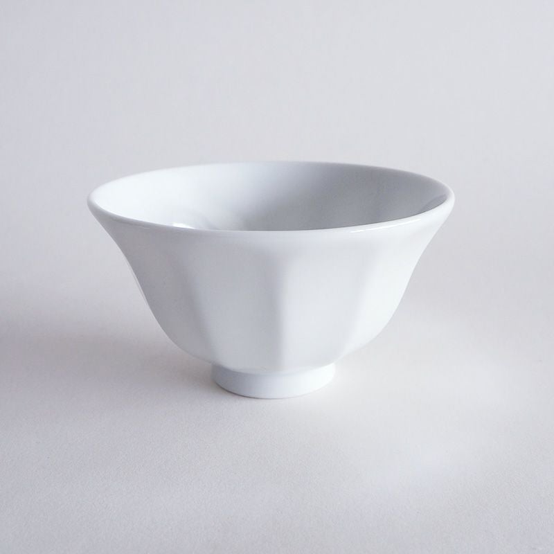 面取りされた美しい曲線の茶碗です