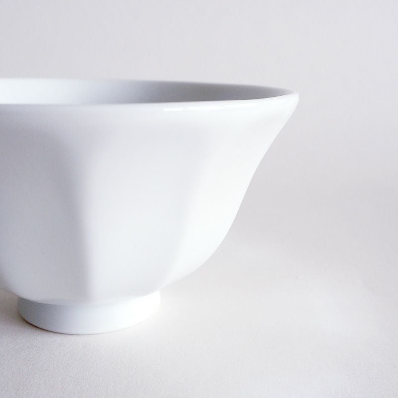 平らな面をいかしたシンプルな装飾が特徴です