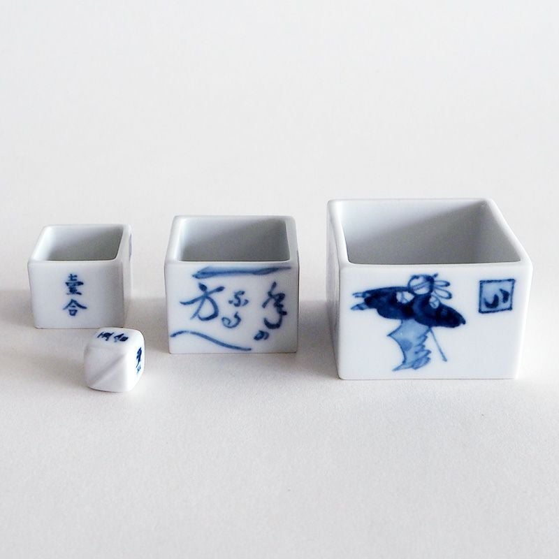 さいころの出た目に応じた盃でお酒を飲みます