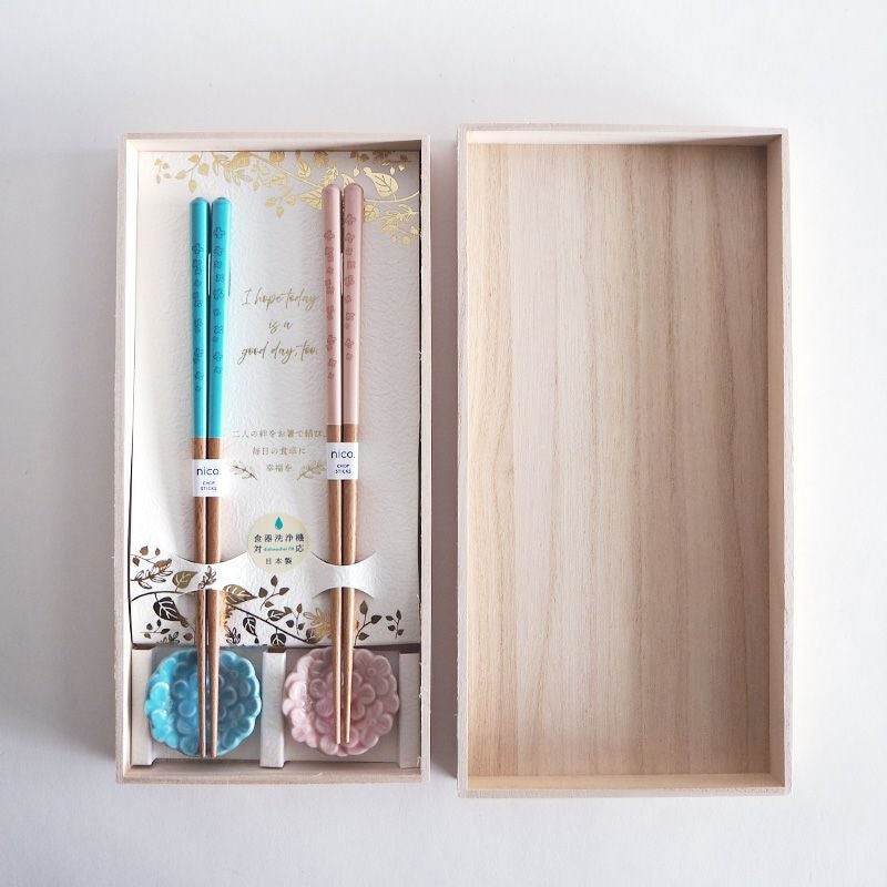 ビビットなカラーのペア箸と花彫りの箸置きのセットです