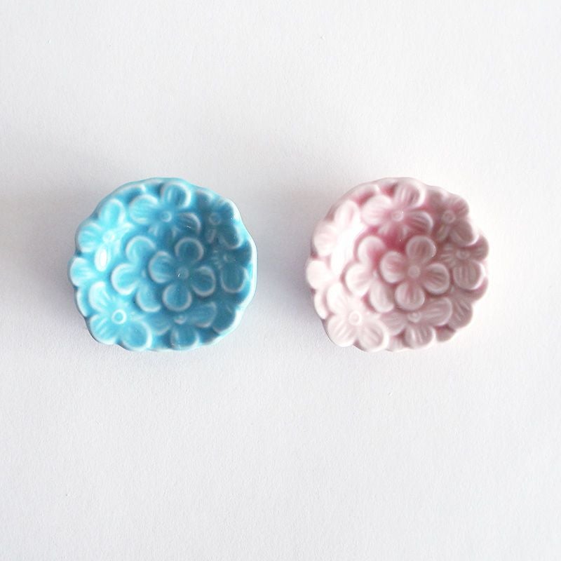 細部まで彫り込まれた花彫りの箸置きです