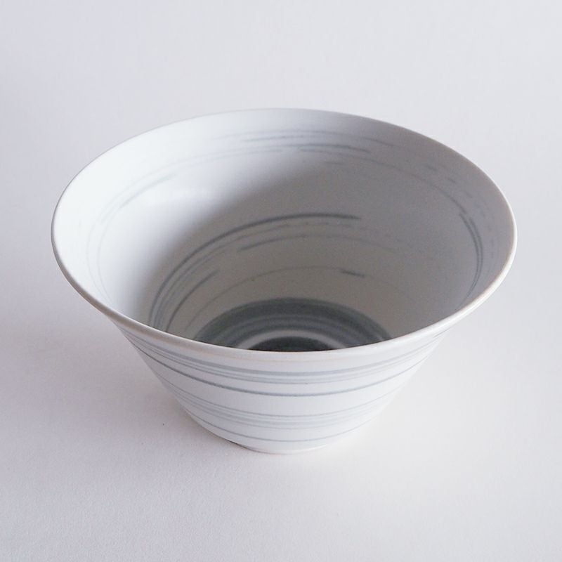 広がった口縁が料理を華やかに見せます