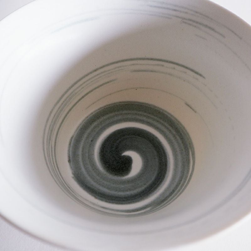 淡いグレーの渦巻き模様が印象的