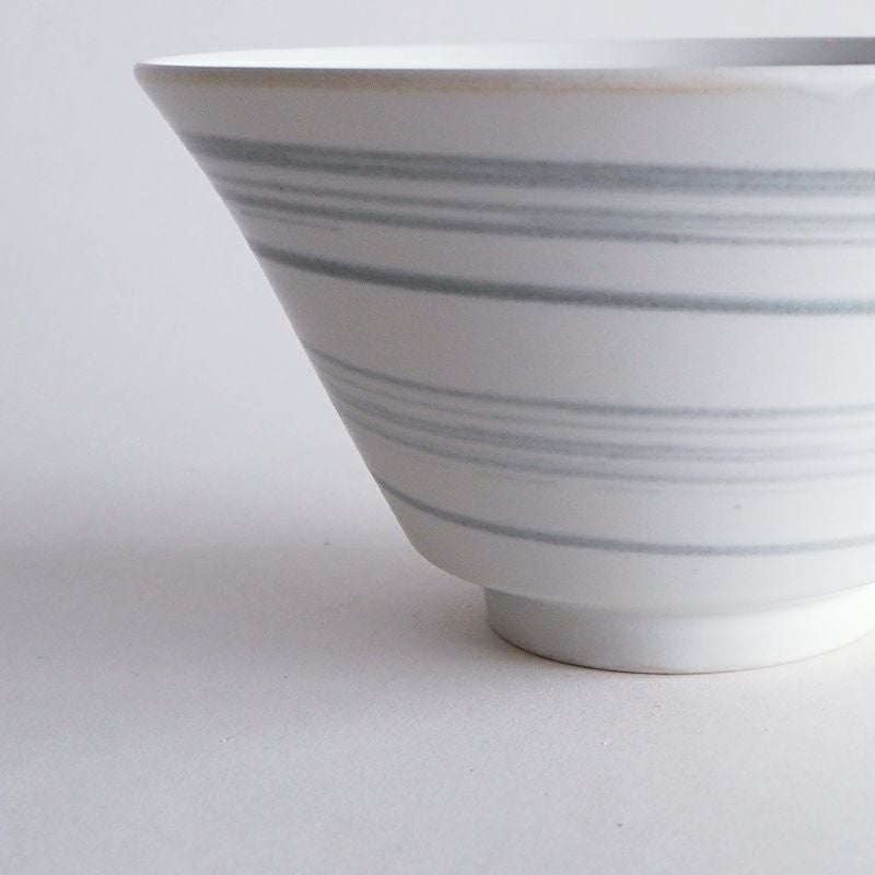 外側も螺旋状に渦巻き模様が描かれています