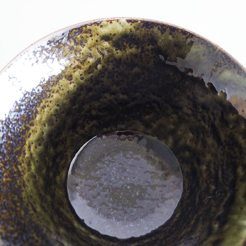 窯変による色合いの変化が美しい