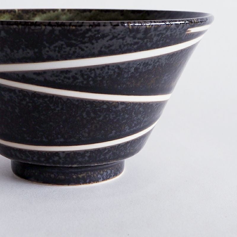 シャープなラインがうつわを引き締めます