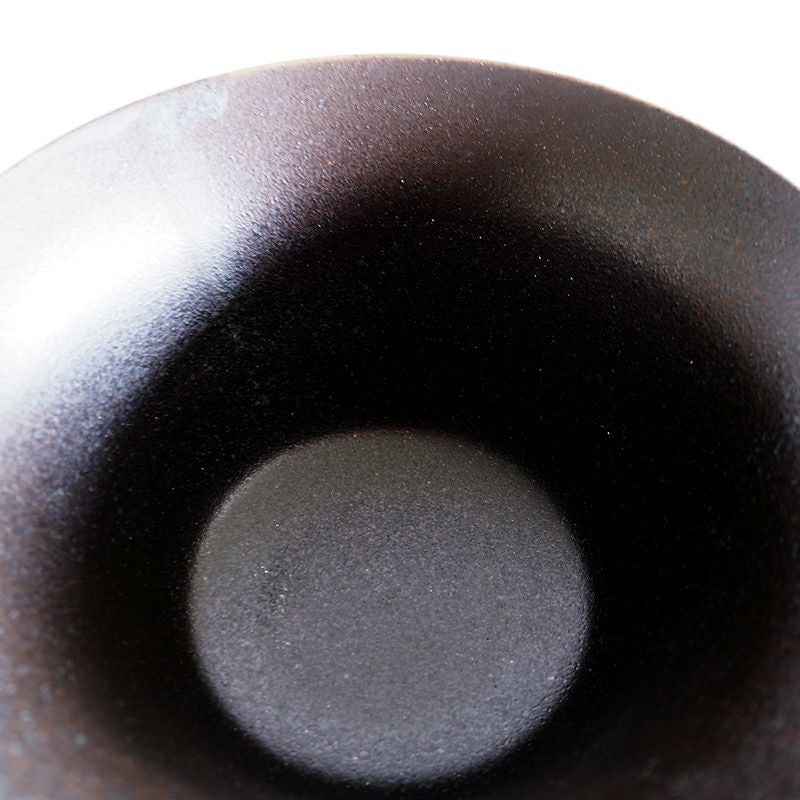 内側はシックな落ち着いた釉薬で仕上げられています