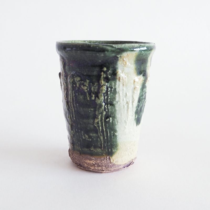 緑の織部釉が独特の風合いを醸し出しています
