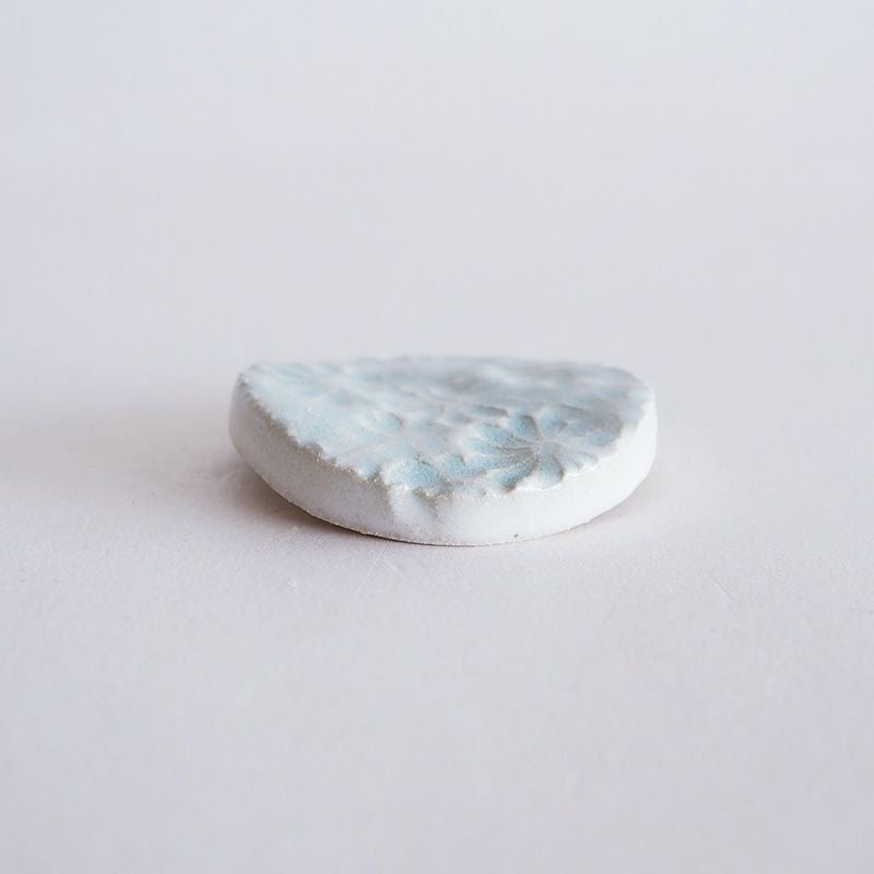 窪みがあり箸を乗せやすい形状です