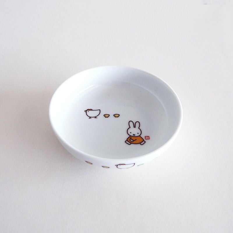 深めなのでスープなども使える皿です