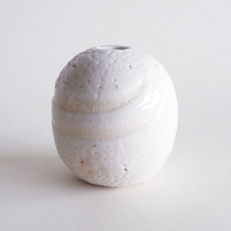 白志野特有の柔らかい乳白色が美しい壷です