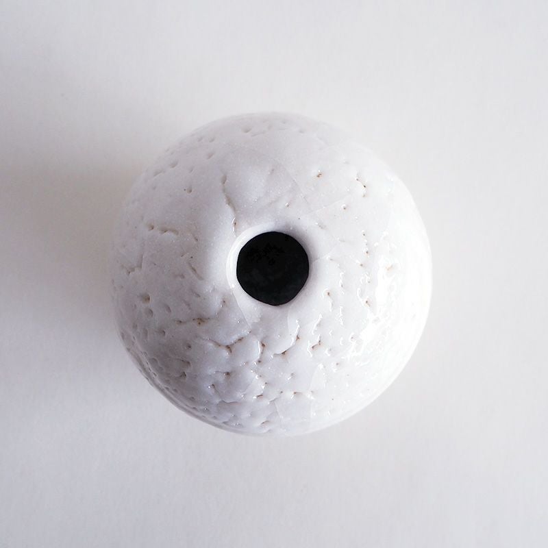 表面に現れるヒビやピンホールが趣深い魅力となっています