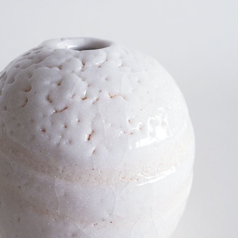表面に現れるヒビやピンホールが趣深い魅力となっています