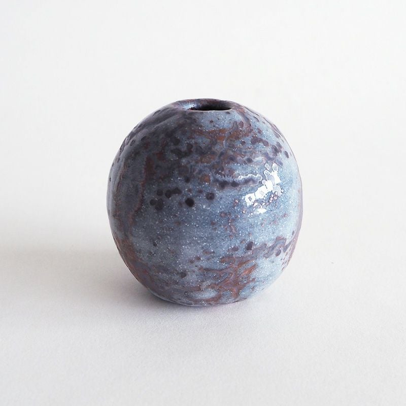 グレーと赤茶の斑模様が特徴です