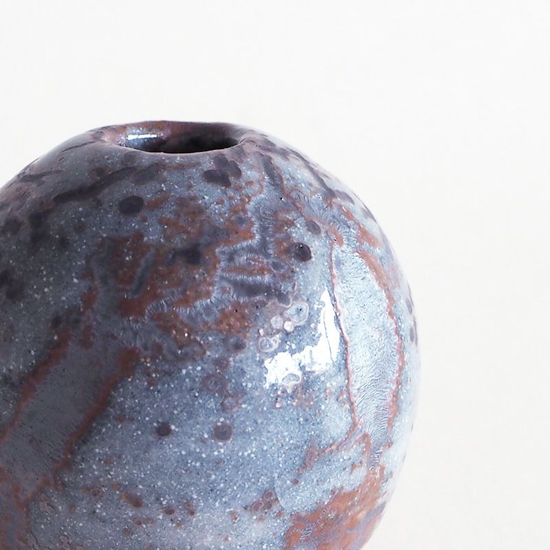 艶感のある釉薬にマットな文様が美しい表情をつくり出します