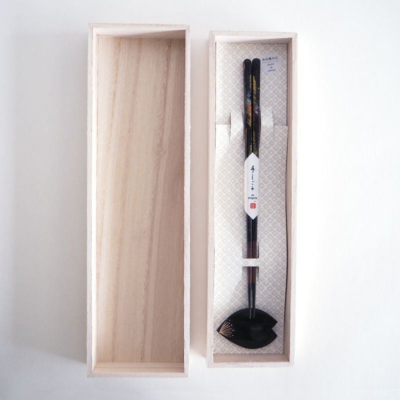 煌びやかな若狭塗箸と桜の花びらをイメージした箸置きのセットです