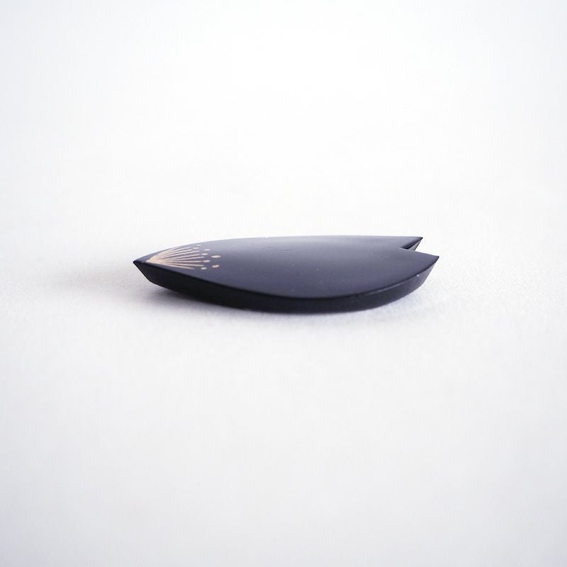 箸を置きやすい形状です