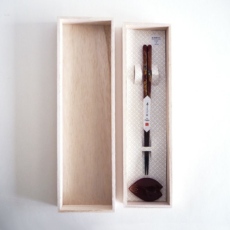 煌びやかな若狭塗箸と桜の花びらをイメージした箸置きのセットです