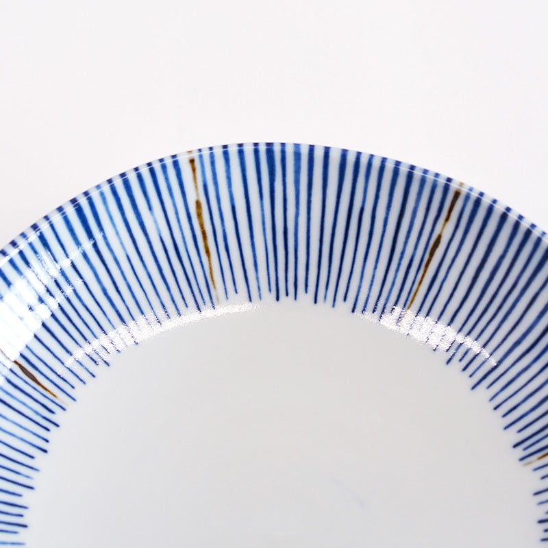 間隔をあけて入る茶色の線がアクセント