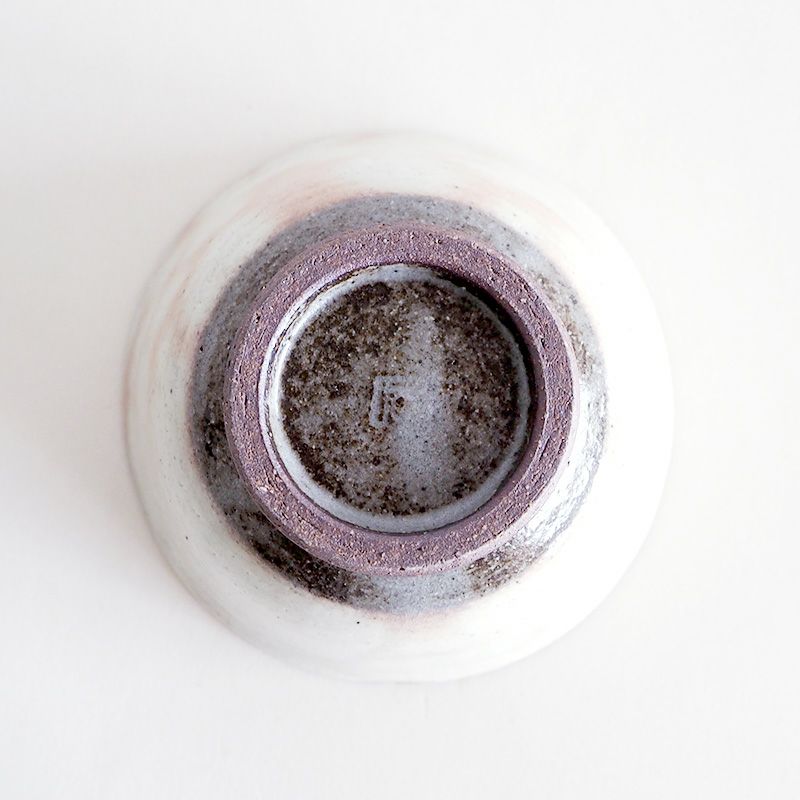 高台は塗り分けられアクセントとなっています